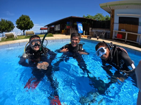 SDI Open Water divers in pool